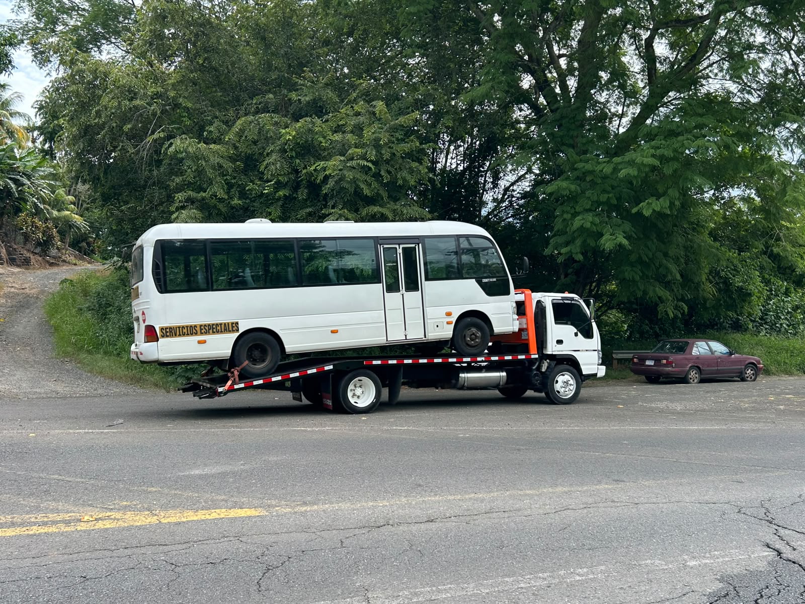 Traslado de buseta en grúa de plataforma