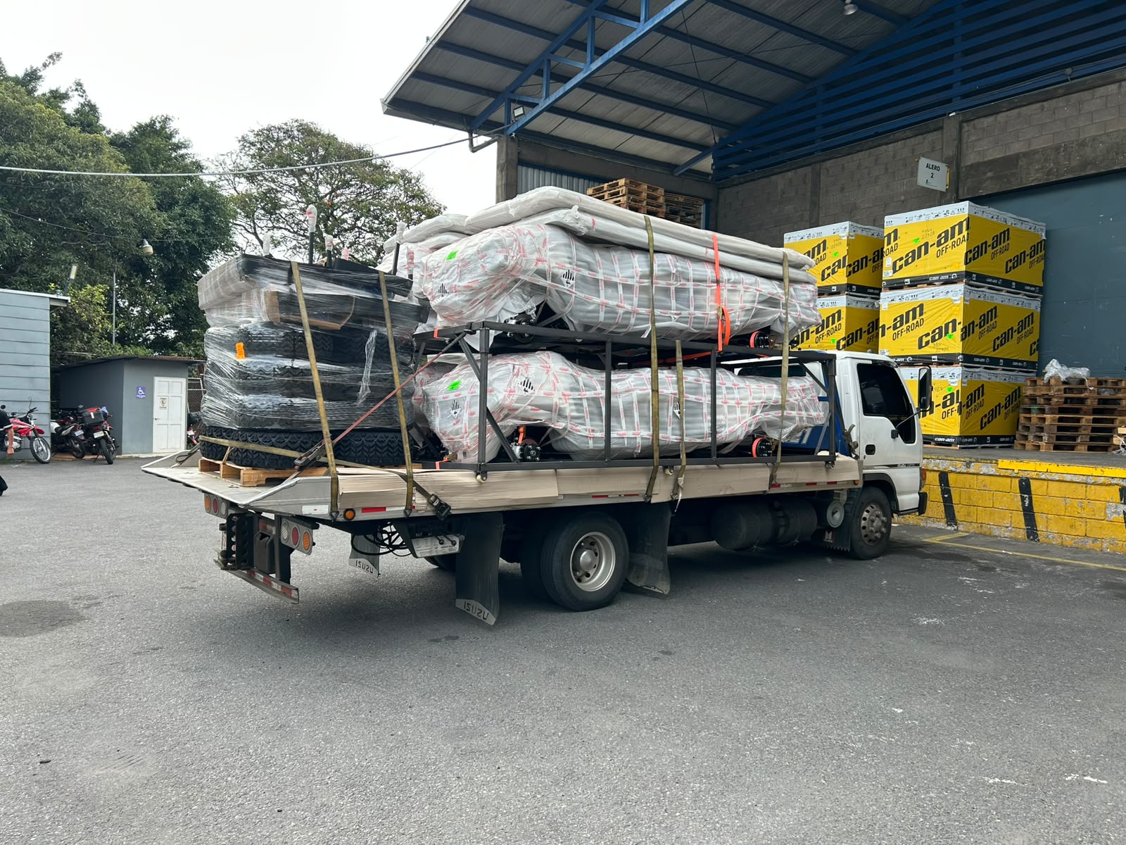 Traslado de materiales de construcción en plataforma